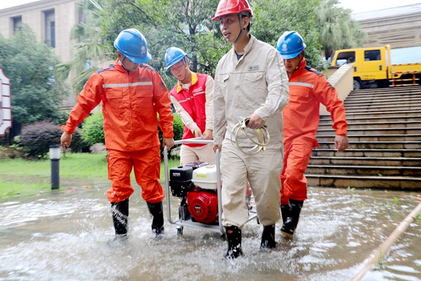 蔡航在電力應急第一線工作現場。國網重慶永川供電公司供圖